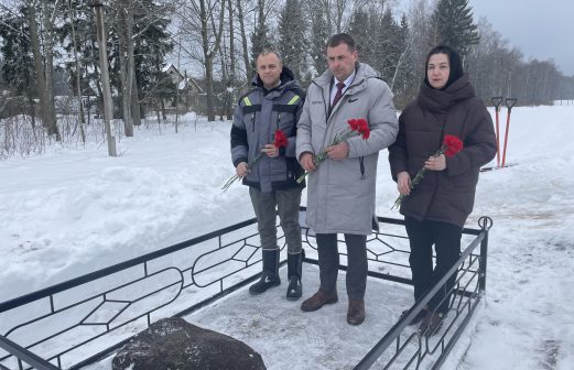 Возложение к воинскому захоронению